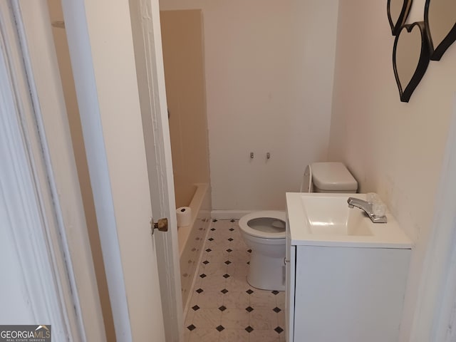 bathroom featuring a tub, vanity, and toilet