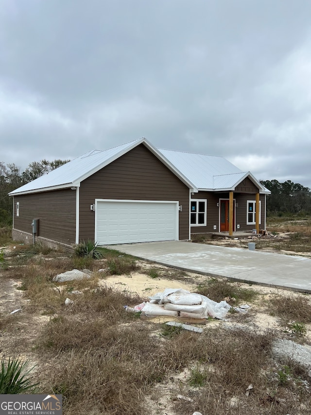 single story home featuring a garage