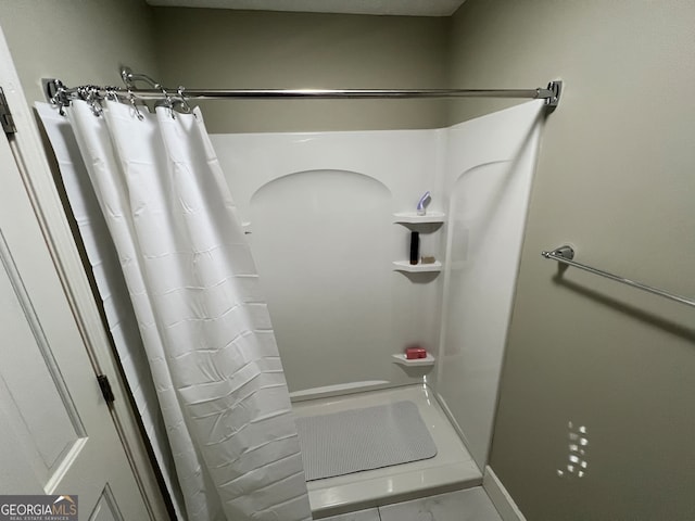 bathroom featuring a shower with shower curtain