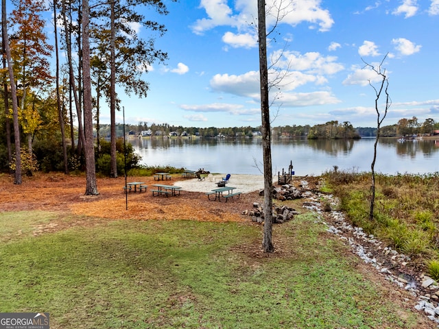 view of yard featuring a water view