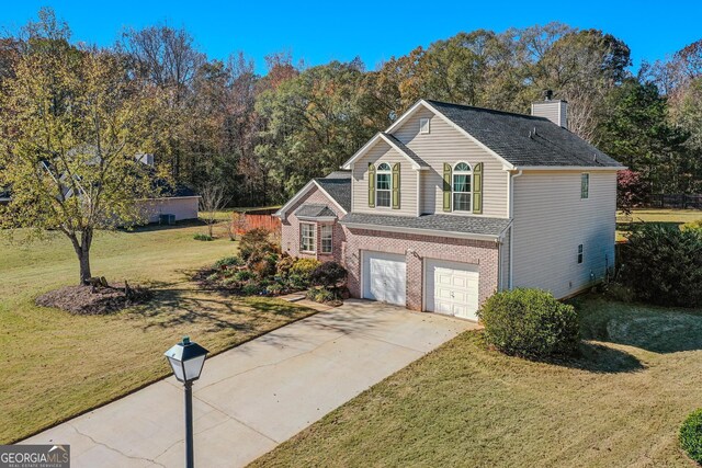 view of front property featuring a yard and a garage