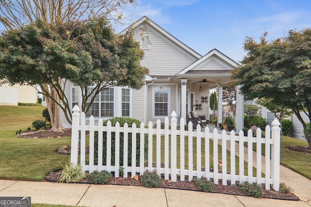 view of front of home with a front lawn and ceiling fan