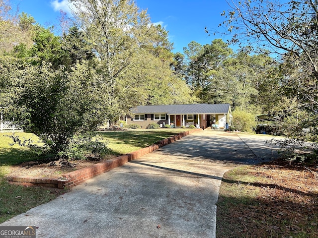 view of front of home featuring a front yard