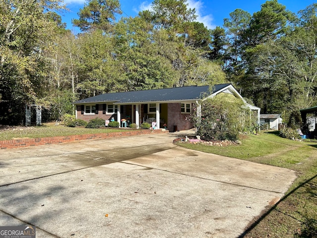 ranch-style home with a front yard