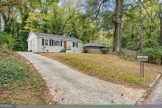 view of front of house featuring a front lawn