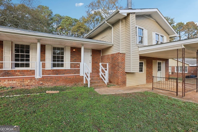 view of front facade with a front lawn