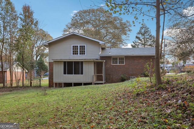 back of house featuring a lawn