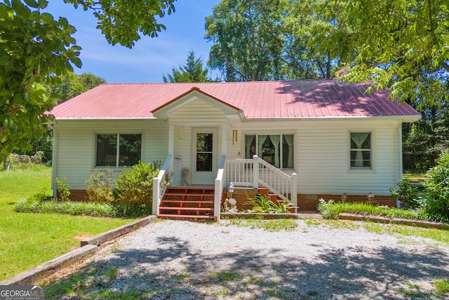 view of front of home featuring a front yard