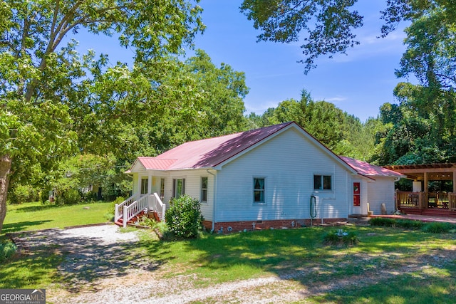 view of side of property featuring a yard