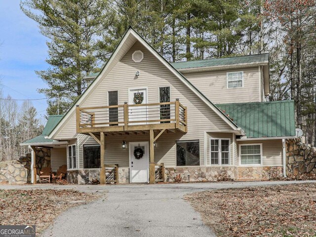 view of front property featuring a balcony