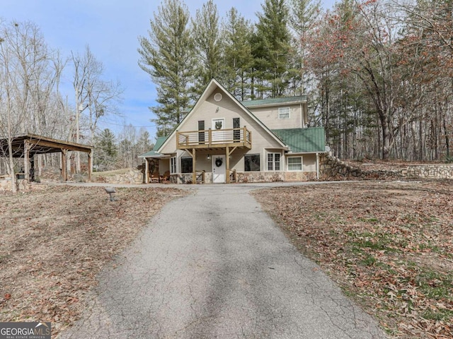 view of front property featuring a porch and a carport