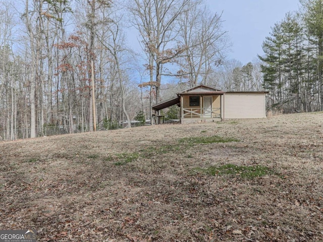 view of yard with an outdoor structure