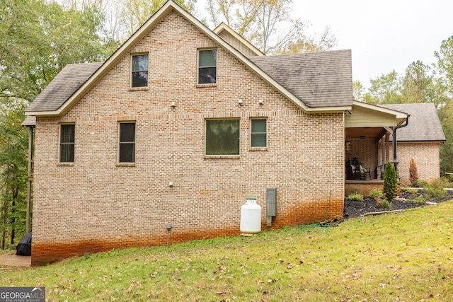 view of side of property featuring a yard