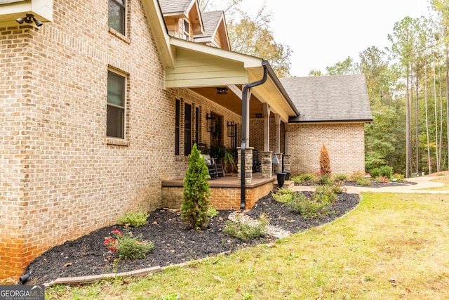 view of side of property featuring a lawn