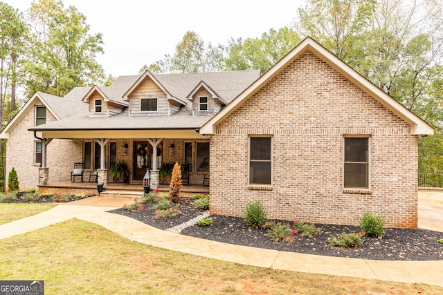 view of front of home featuring a porch and a front yard