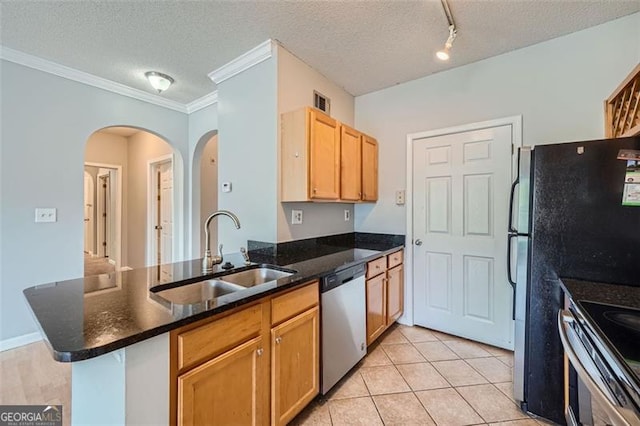 kitchen with kitchen peninsula, a textured ceiling, sink, and appliances with stainless steel finishes