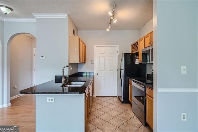 kitchen featuring stainless steel appliances, kitchen peninsula, a textured ceiling, sink, and crown molding