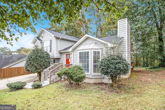 view of front of house featuring a front yard