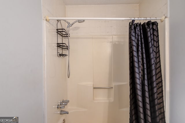 bathroom with shower / tub combo with curtain