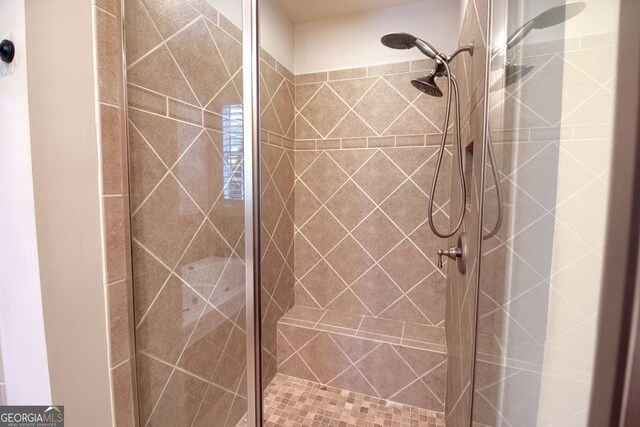 bathroom featuring tiled shower