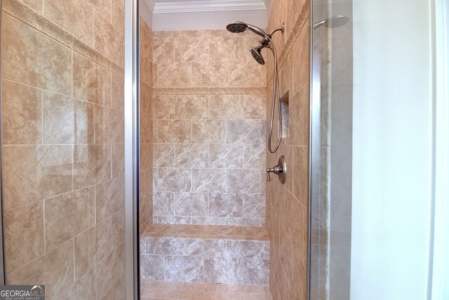 bathroom featuring crown molding and tiled shower