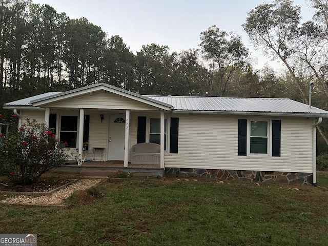 view of front of house featuring a front lawn and covered porch