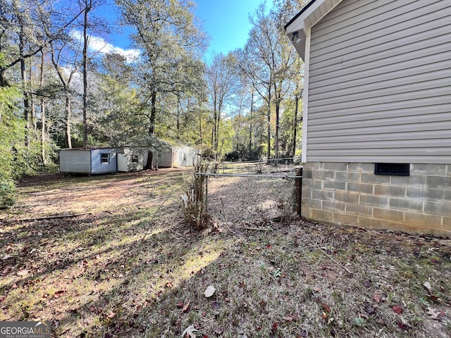 view of yard with a storage shed