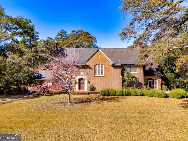 view of front facade with a front yard