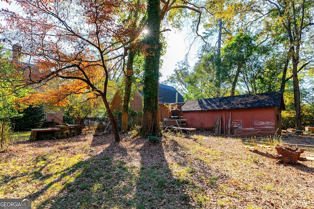 view of yard with an outbuilding