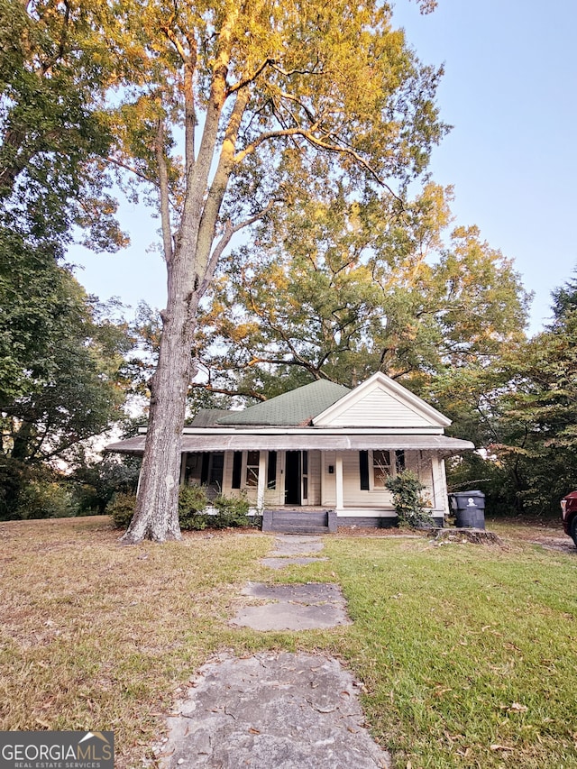 view of front of house with a front lawn and covered porch