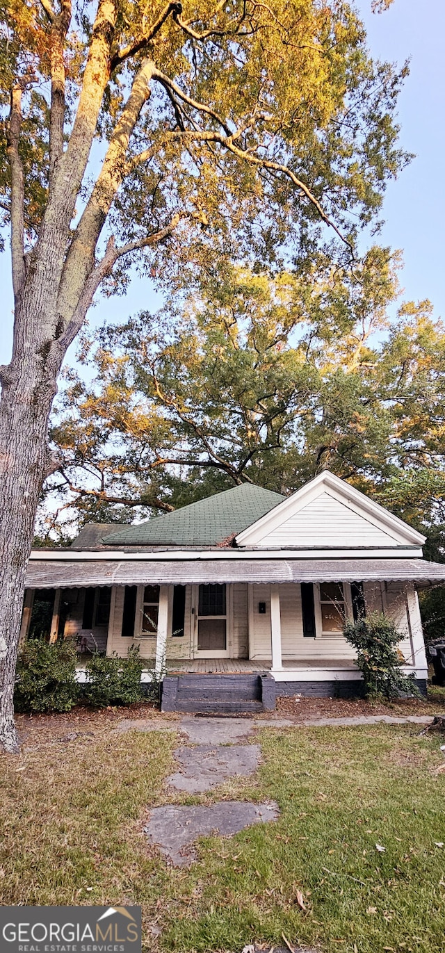 view of front facade featuring a porch and a front yard