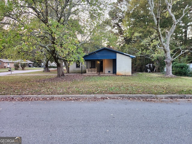 view of front of home featuring a front yard