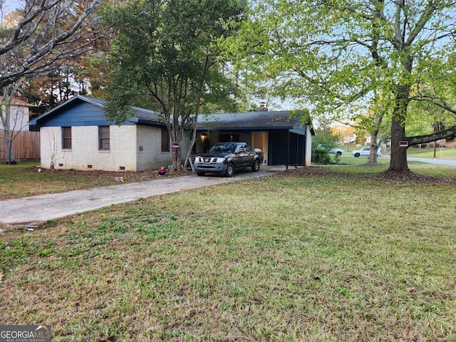 view of front of home featuring a front lawn and a carport