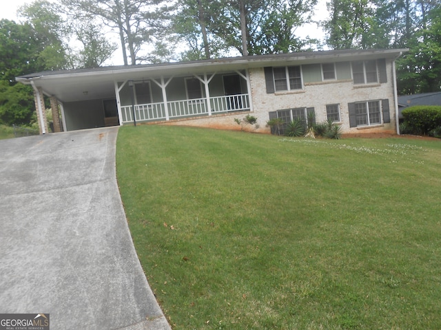 view of front of property featuring a carport and a front yard