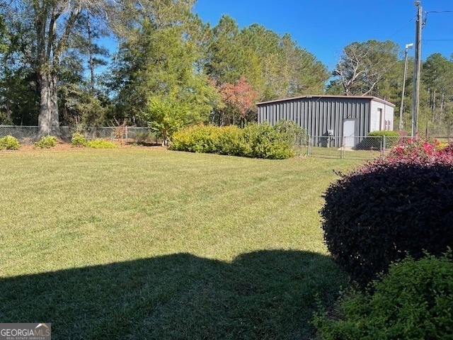 view of yard featuring an outbuilding