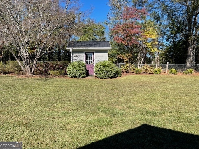 view of yard with a storage unit