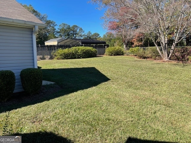 view of yard featuring a carport