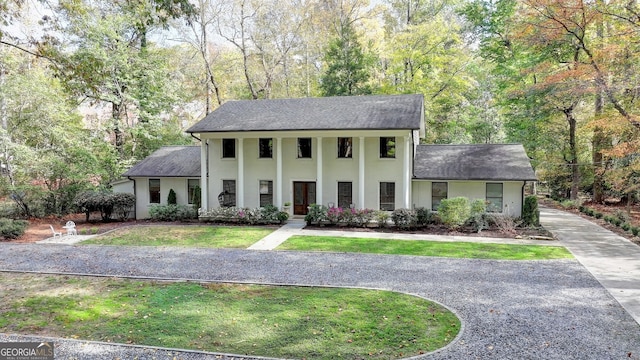 view of front of house featuring a front lawn