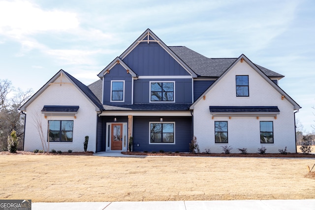 view of front facade featuring a front yard