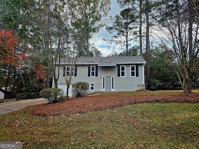 view of front of house with a front lawn