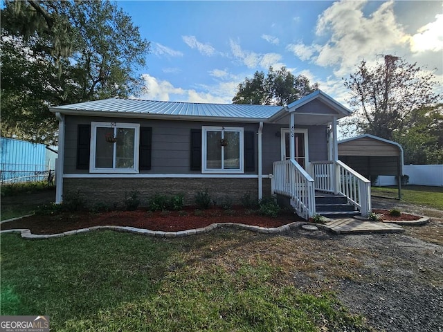 view of front of property featuring a carport and a front yard