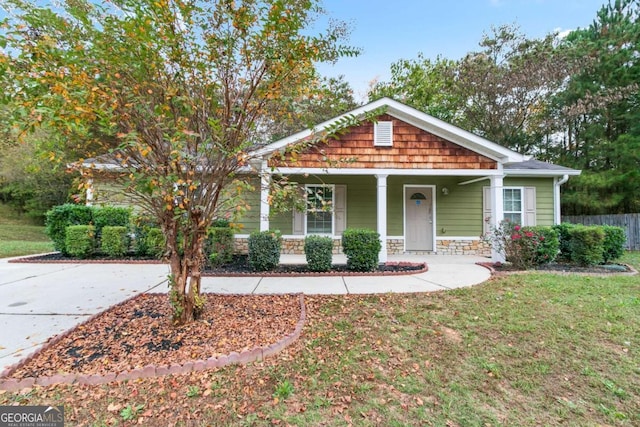 craftsman inspired home with a porch and a front lawn