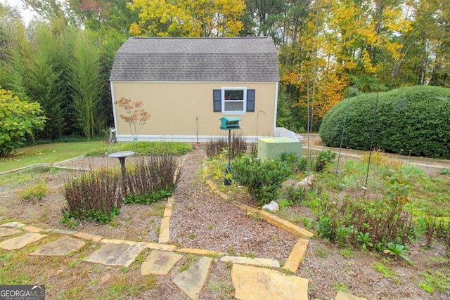 exterior space featuring an outbuilding