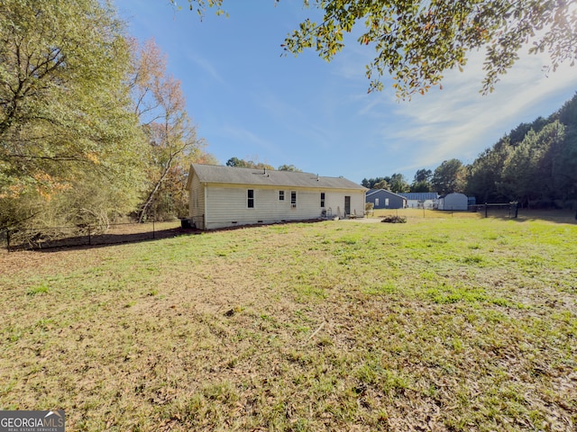 view of yard featuring a storage shed