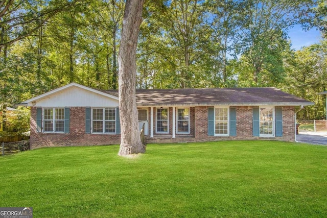 single story home with a front yard