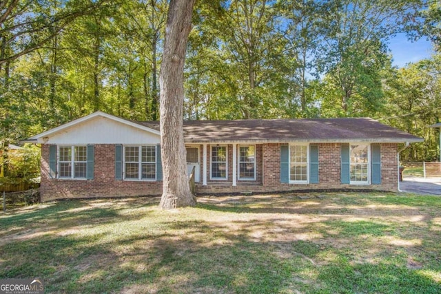 single story home featuring a front yard