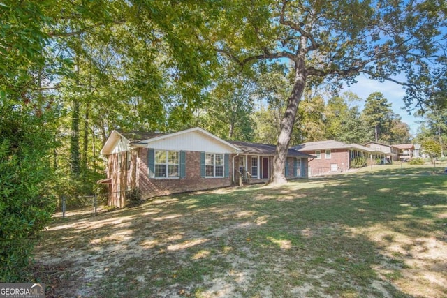 single story home featuring a front lawn