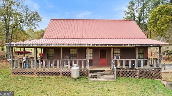 farmhouse with a front lawn and a porch