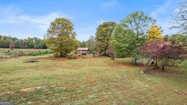 view of yard featuring a rural view