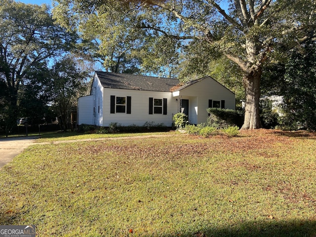 ranch-style house featuring a front lawn